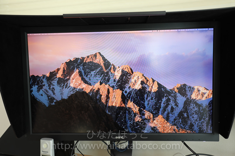 BenQ SW2700PT　正面からの写真　フード付き