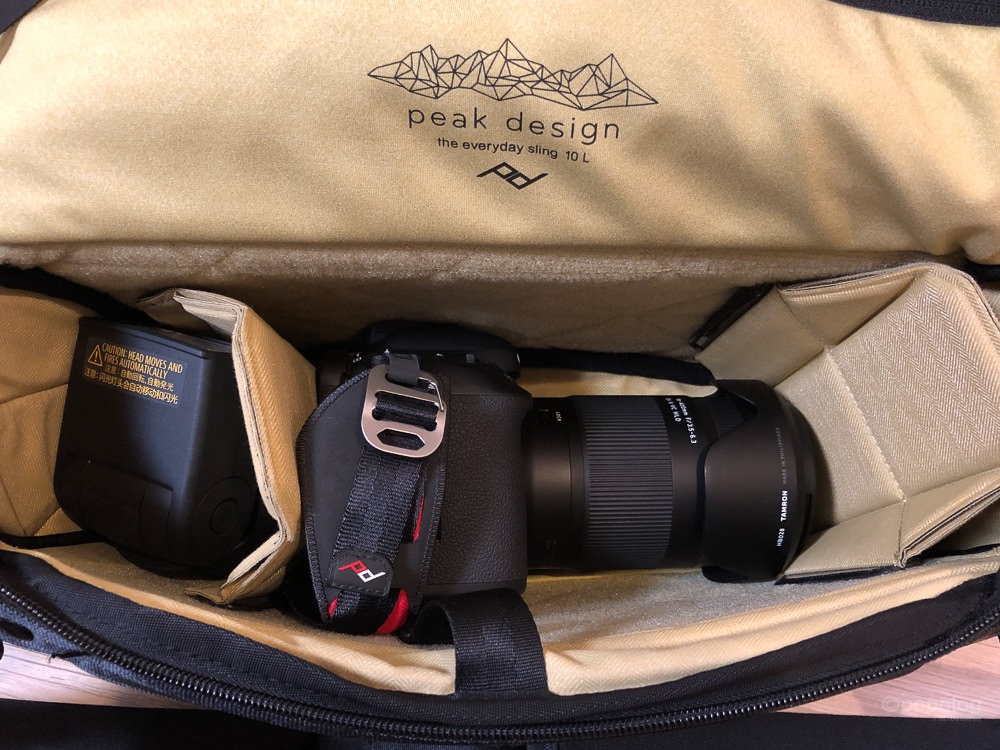 PeakDesign Sling Tamron B028 と フラッシュライト