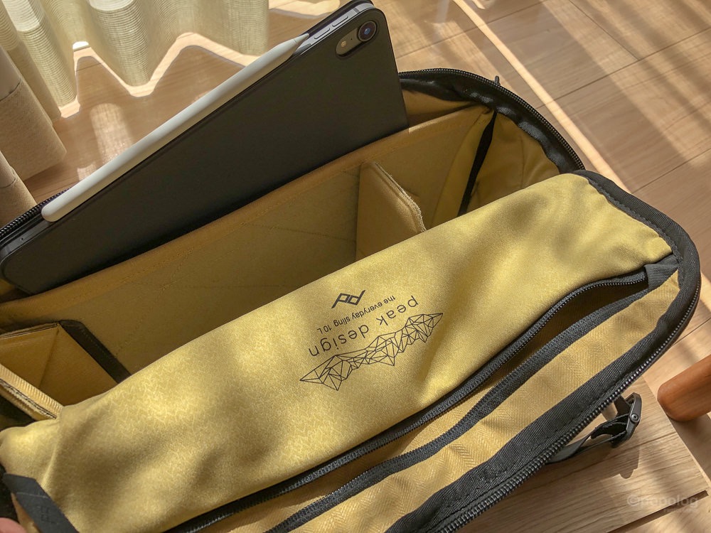 Peak Design Everyday Sling 10L iPad Pro11 inchの収納例