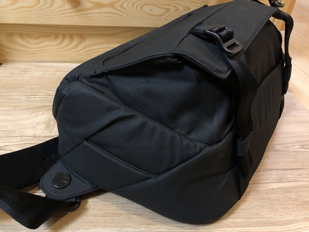 Peak Design Everyday Sling 10L 外側のポケットにレンズ収納